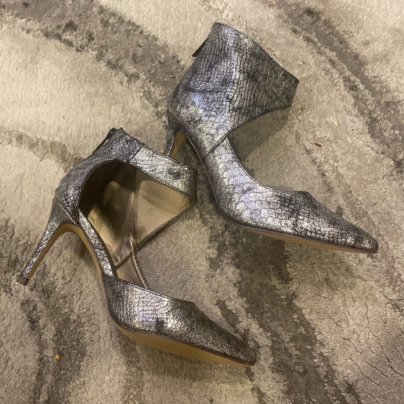 Michael Antonio Women's Janine Silver Snake D'Orsay Pump; size 8 no box - Picture 2 of 9